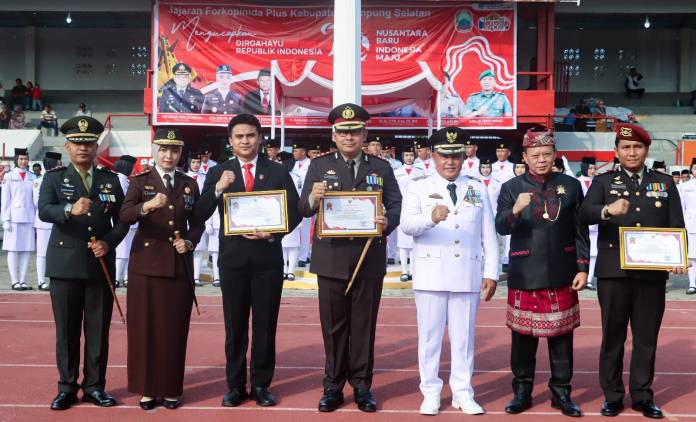 CuplikCom-Bupati-Lamsel-Berikan-Penghargaan-Kepada-Jajaran-Polres-Lamsel-Atas-Prestasi-dan-Pemberantasan-Narkoba -17082024151950-IMG-20240817-WA0023.jpg